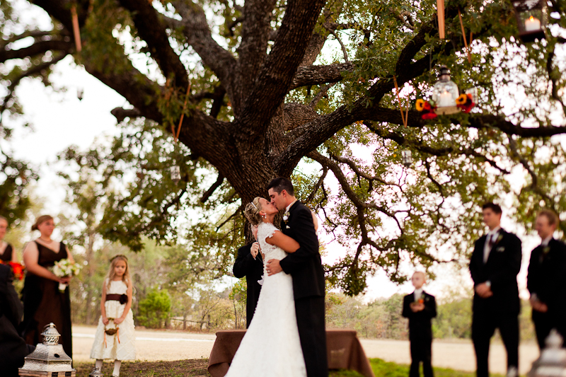 wedding kiss at white oaks ranch